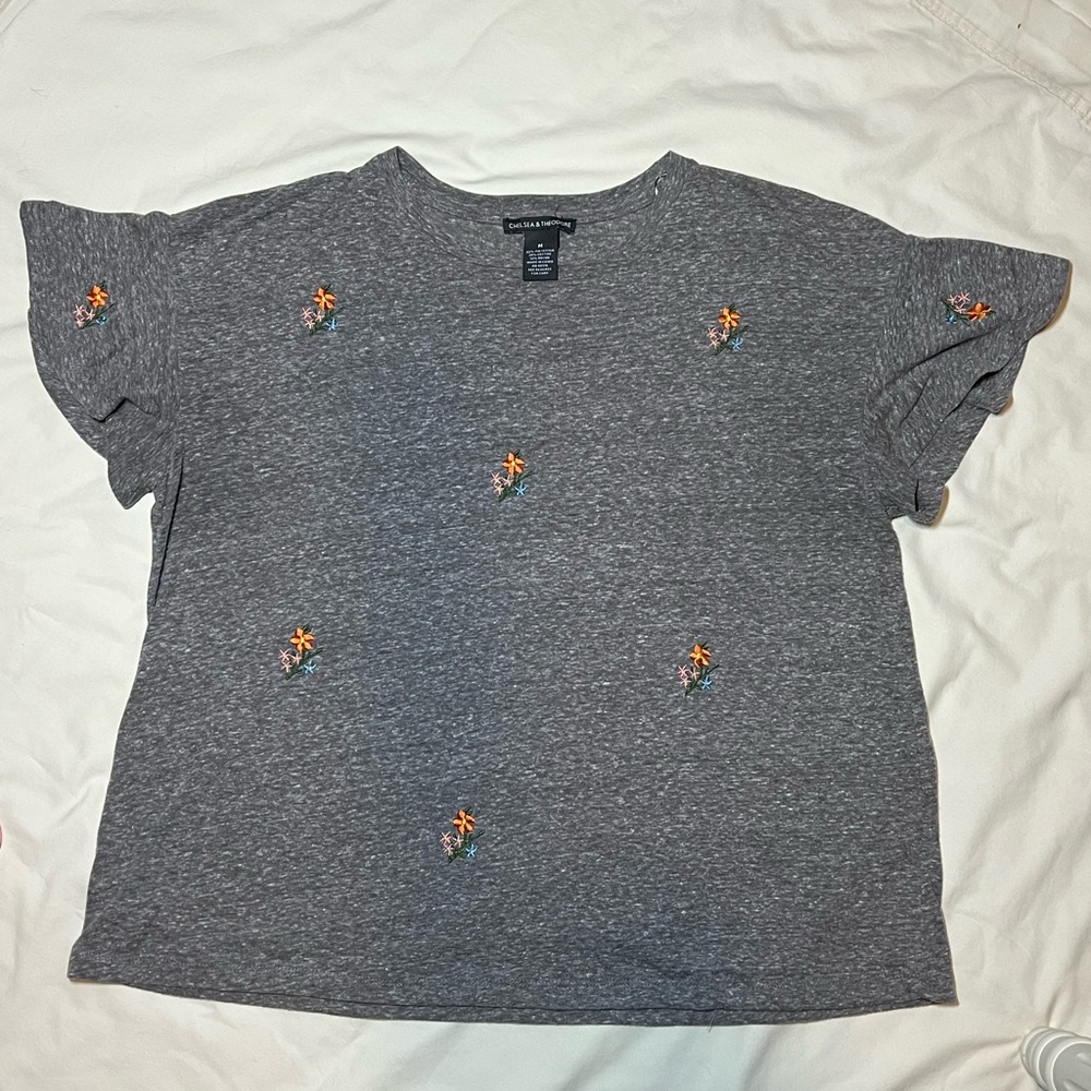 ☀️Chelsea & Theodore Gray Ruffle Sleeve Tee with Floral Embroidery Size Medium☀️